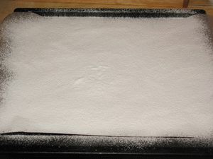 пергамент для скатывания бисквитного рулета посыпать сахарной пудрой